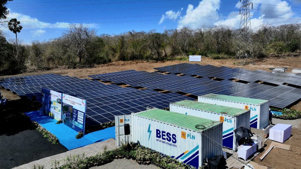 Tampak PLTS Gilimanuk dilengkapi Battery Energy Storage System (BESS) yang berada di Gilimanuk, Jembrana, Bali. Pembangkit tersebut merupakan salah satu pengembangan tahap awal Program PLTS 100 GWp yang dicanangkan Presiden RI. (Foto: BPMI Setpres).Tampak PLTS Gilimanuk dilengkapi Battery Energy Storage System (BESS) yang berada di Gilimanuk, Jembrana, Bali. Pembangkit tersebut merupakan salah satu pengembangan tahap awal Program PLTS 100 GWp yang dicanangkan Presiden RI. (Foto: BPMI Setpres).