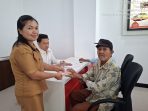 foto penyaluran BLT Desa Pangu oleh Kum Tua